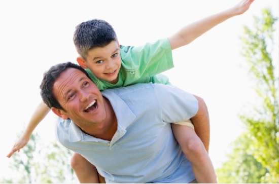 pap� jugando al avi�n con su hijo